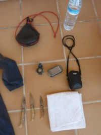Bota de vi, aigua, càmera fotografica, rellotge, gps, ganivets, tovallona