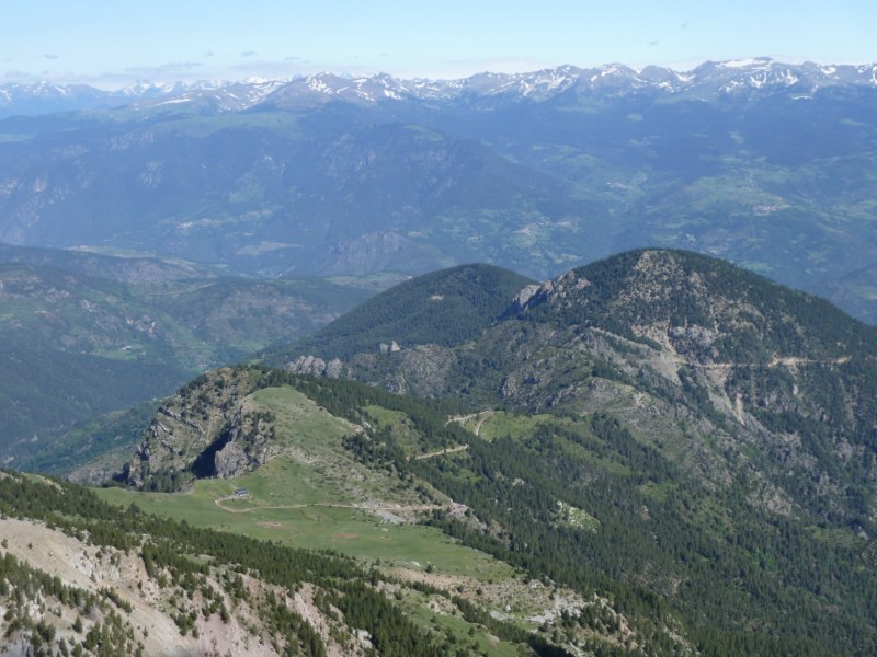 Refugi Prat d'Aguiló amb la Cerdanya en terme mig i totes les muntanyes frontereres del vessant nord de la Cerdanya frontereres amb Andorra